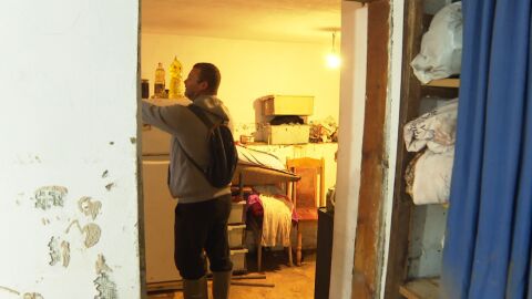 На косъм от трагедия: Мъж успя да заспи 70-годишната си майка от потопа (ВИДЕО)