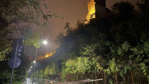 Огромна скала падна от крепостта Царевец и удари такси