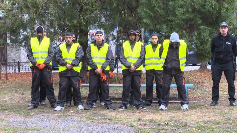 Затворници извозват едрогабаритен отпадък от Красно село (ВИДЕО)