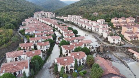 Водата в „Елините“ все още не е годна за пиене и готвене