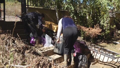 Потънали в кал и тиня, пострадалите в "Елените", търсят оцелели вещи. Безопасни ли са имотите за живеене?