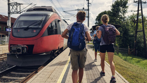 Машинист е обвинен за сексуално насилие над момчета във влак