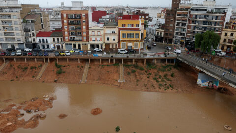 Бурята „Алис“: Забавени полети, евакуирани хора и наводнени градове