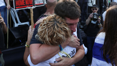 След две години в плен: „Хамас“ освобождава заложниците