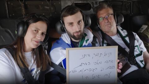 Да видиш сина си след 2 г. в плен: Майката на Матан с български корени - неузнаваема (ВИДЕО)