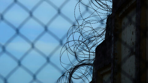 Дядо ограби магазин, за да влезе в затвора при внука си 