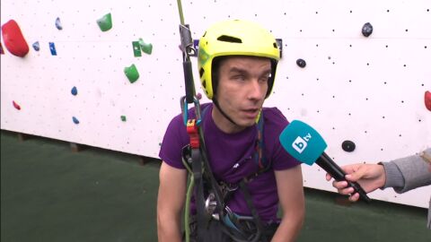 Незрящият ултрамаратонец Виктор Асенов покори най-високата сграда в Пазарджик (ВИДЕО)