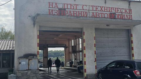 Акция в "Пътна полиция"-Хасково, задържани са служител и посредник