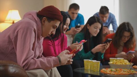 Франция планира да забрани социалните мрежи за лица под 15 години