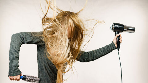 Дете почина, докато си суши косата със сешоар от TikTok