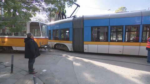 &quot;Чух само гръм и трясък и видях трамваят как се е забил в дървото&quot;