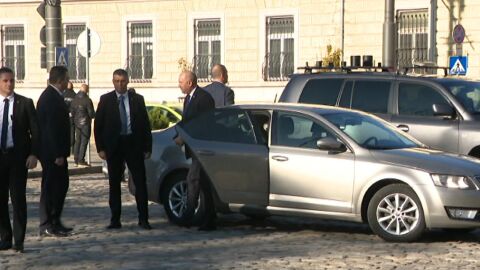 Визитата на унгарския президент: Радев го посрещна с личния си автомобил