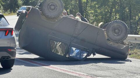Военен джип се преобърна по таван в Прохода на Републиката (СНИМКИ)
