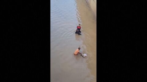 Турски спасители спасяват жена в инвалидна количка от удавяне след наводнение (ВИДЕО)