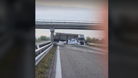 Тир катастрофира на „Марица“ и разпръсна хартиени ролки по магистралата