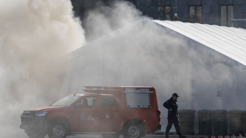 Палатки горят след стрелба пред парламента в Белград (СНИМКИ, ВИДЕО)