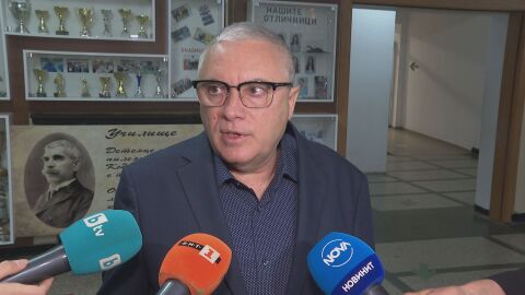 Ученички се пръскат със спрей: Какво е състоянието на пострадалите тийнейджърки и учителка?