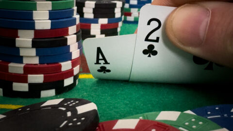 Известни личности станаха жертва на майсторска покер измама, организирана от мафията