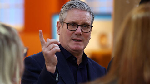 Призиви за оставка на британския премиер Киър Стармър заради досиетата „Епстийн“