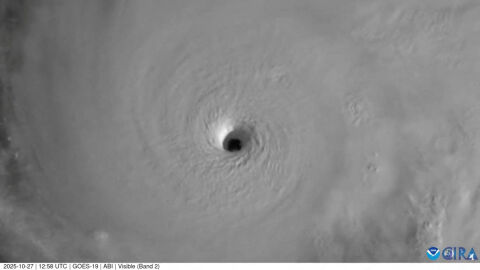 „Мелиса“ удари Ямайка: Най-силната буря се насочва към Кубаж