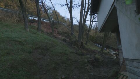 Пътят Перник-София под заплаха: Свлачище поглъща шосето край Владая