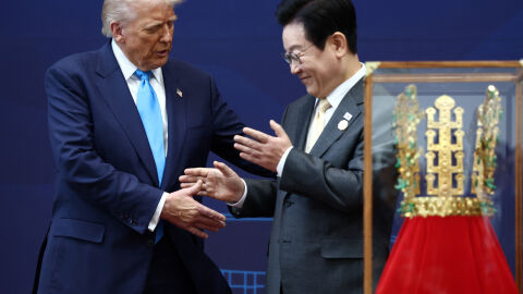 Доналд Тръмп получи подарък златна корона от Южна Корея (СНИМКИ и ВИДЕО)