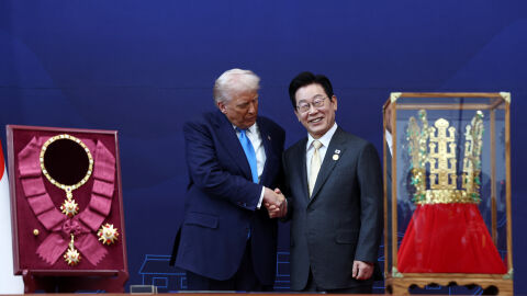 Доналд Тръмп получи подарък златна корона от Южна Корея (СНИМКИ и ВИДЕО)