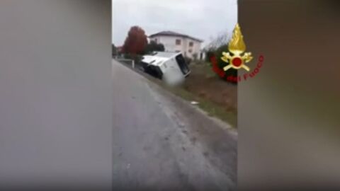 85-годишен шофьор се вряза с джипа си в автобус, пълен с ученици