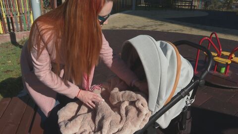 Въпреки обещанията: Майчинството през втората година остава под минималната заплата