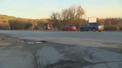 Без маркировка и с висок риск: Защо пътят между Бистрица и Железница продължава да чака ремонт?