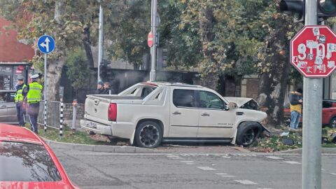 Кола блъсна друг автомобил, след което се удари в дърво в Пловдив (СНИМКИ)