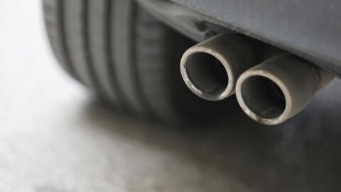 Завръщането на ауспусите: Предлагат край на безплатното паркиране за електрически коли в София