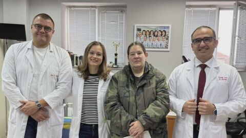 „Сега отново виждам и мога да се грижа за моето дете“: Спасиха зрението на самотна майка