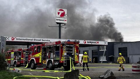 Мощен взрив на камион цистерна рани четирима души в Германия