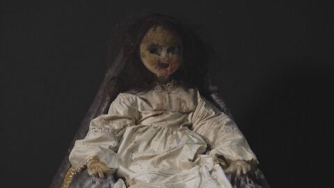 Прокълнати кукли, мумифицирани глави и комплект за лов на вампири в изложба в Лондон (ВИДЕО)