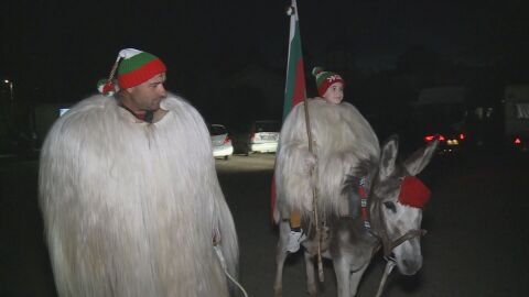 Кукери вместо чудовища: Жители на Благоевград излязоха на шествие със звънци и тежки кожи
