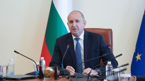 Снимка: Румен Радев: Не са открити хора от екипажа на потъналия кораб, има само лодка и жилетки