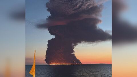 Снимка: Нов инцидент в Черно море: Огромен пожар на кораб край Сочи (ВИДЕО и СНИМКИ)