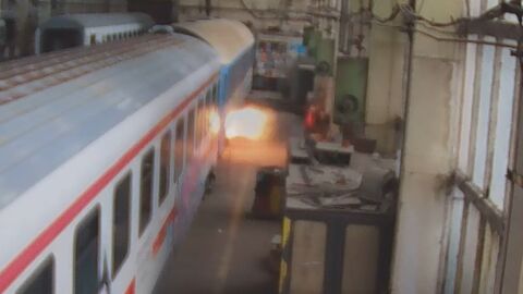 Снимка: Експлозия във вагон изби 300 кв. метра стъкла в ЖП депо „Надежда“. Проверяват дали взривът е умишлен