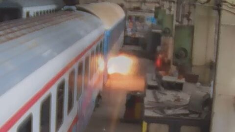 Снимка: Експлозия във вагон изби 300 кв. метра стъкла в ЖП депо „Надежда“. Проверяват дали взривът е умишлен