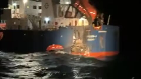 Снимка: Драматично спасяване в бурни води: Демерджиев публикува кадри на евакуацията на екипажа на кораба „Челси – 3“ край Варна (ВИДЕО)