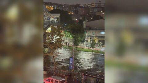 Снимка: Дъжд, бурни ветрове и хаос: Две са вече жертвите на поройните валежи в Истанбул (ВИДЕО)