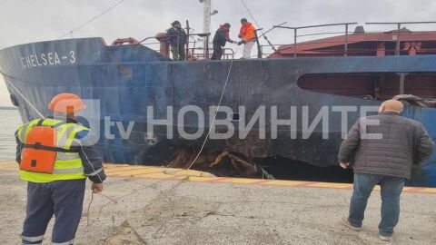 Снимка: Огромна пробойна зее в корпуса на „Челси 3“: Удареният от дронове кораб вече е на пристанище Бургас-Запад (СНИМКИ)