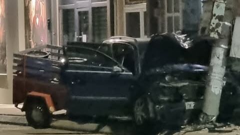 Снимка: Тежка катастрофа в центъра на Добрич: Шофьор загина, след като се блъсна в две коли и стълб (СНИМКИ)