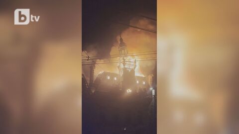 Снимка: Огнен ад във Франция: Подпалиха историческото кметство в Лимож, камбанарията се срути (ВИДЕО)