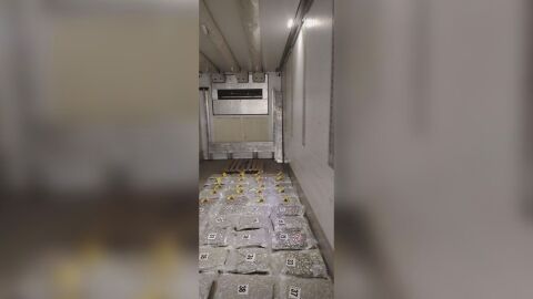 Снимка: Откриха близо 55 кг канабис в тайник на камион, пристигнал от Румъния (СНИМКИ)