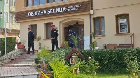 Снимка: Акция на ГДБОП: Униформени влязоха в сградата на общината в Белица