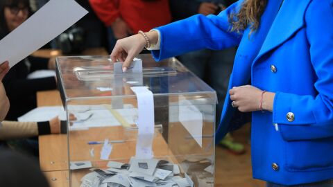 Снимка: Президентски избори 2026 НА ЖИВО: Около 13,6% е избирателната активност към 14:00 часа