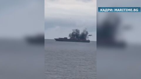 Снимка: Нови кадри показват горящия контейнеровоз край Шабла, ударен от три морски дрона (ВИДЕО)