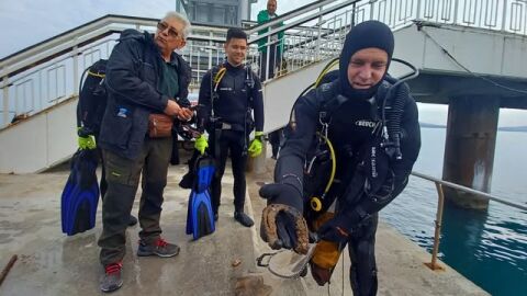 Снимка: Телефони, автомобилни гуми и касов апарат извадиха водолази от морето край Моста в Бургас (СНИМКИ)